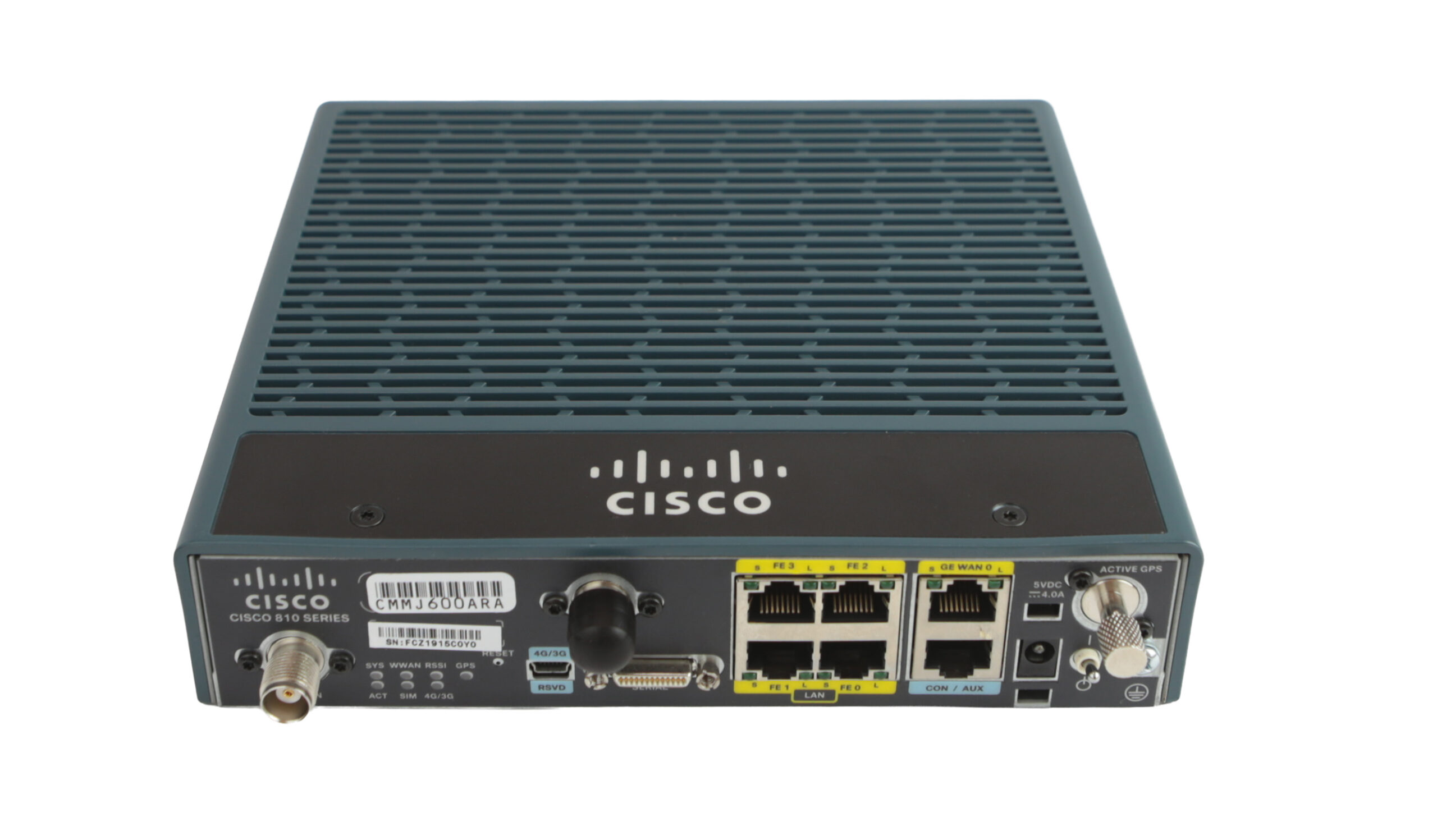 Router Cisco C819 pod kątem z przodu, widoczne porty RJ45, złącza anten i diody LED na czarnej obudowie.