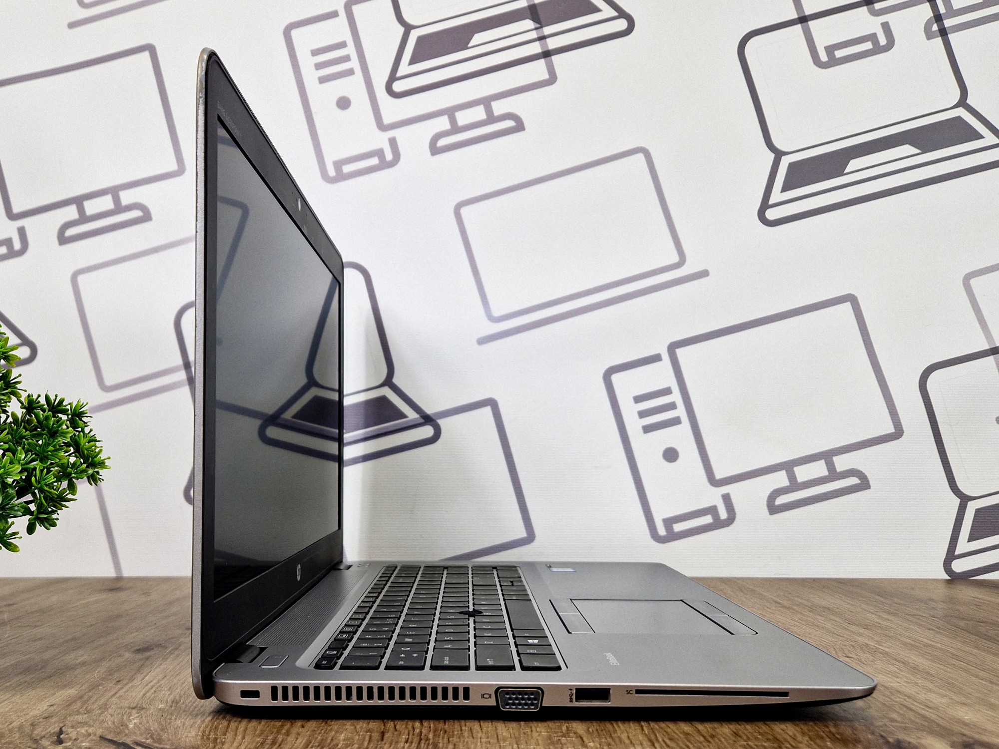 Laptop HP EliteBook 850 G3 widziany z boku, otwarty pod kątem około 100 stopni, ekran wyłączony.