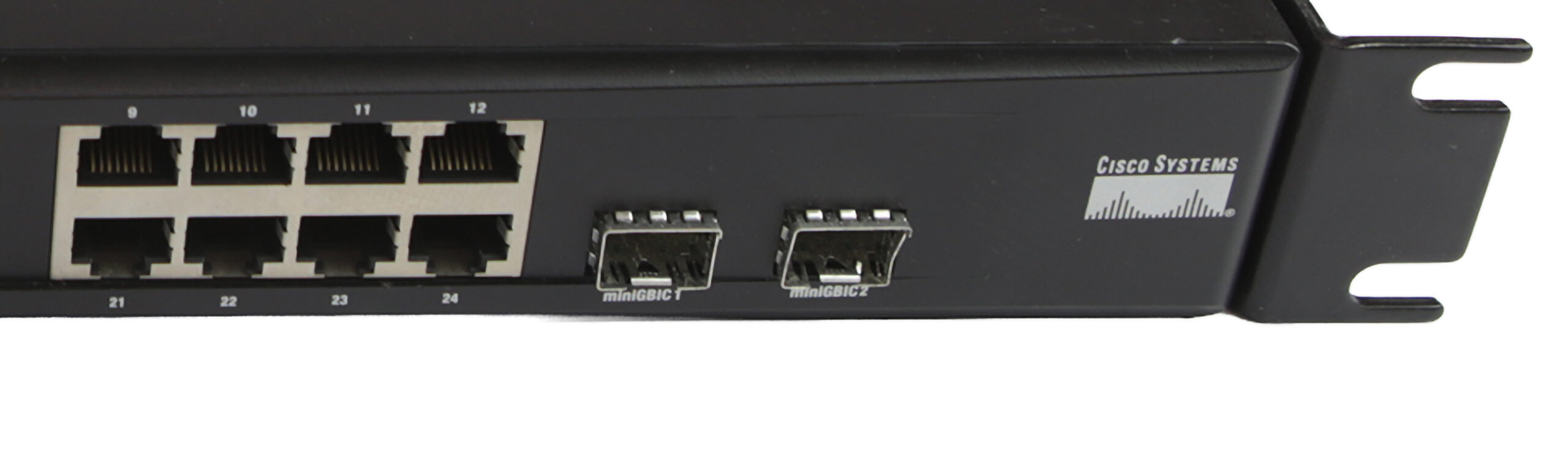 Przedni panel switcha Cisco z widocznym rzędem portów RJ45, dwoma slotami SFP i uchem montażowym do szafy rack