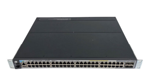 Przedni panel switcha HP z rzędami portów RJ45, czterema portami combo i uszami montażowymi po bokach.