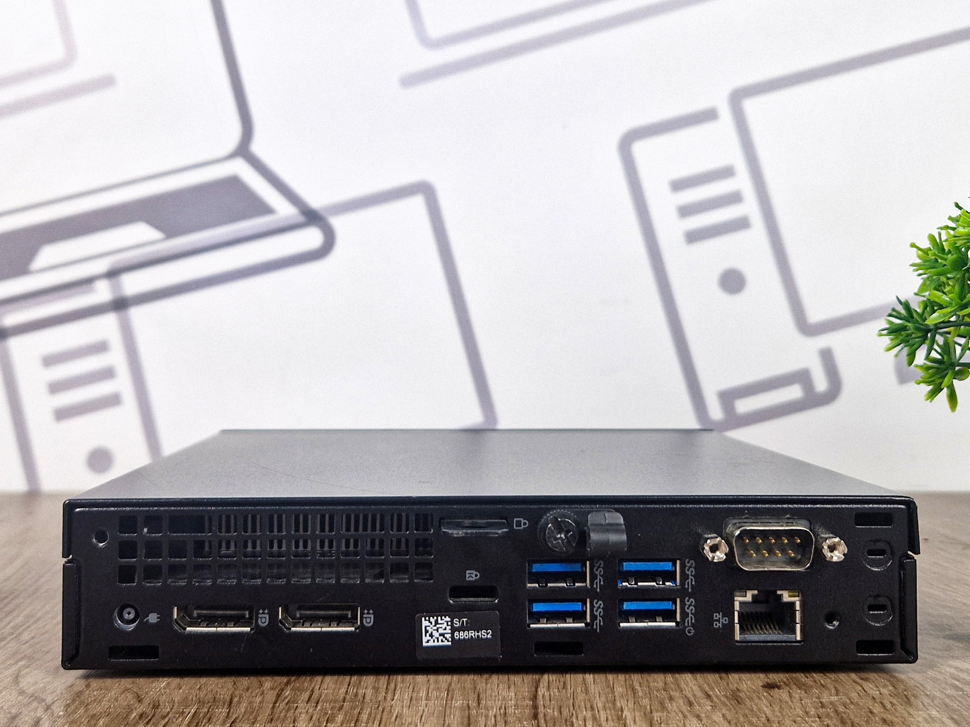 Tylny panel Dell Optiplex 7060 Tiny z portami USB, DisplayPort, RJ45 i portem szeregowym, obudowa z lekkimi śladami użytkowania.