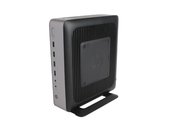 Thin client HP T730 ustawiony pionowo na podstawce, widoczne porty USB i kratka wentylacyjna z boku obudowy.