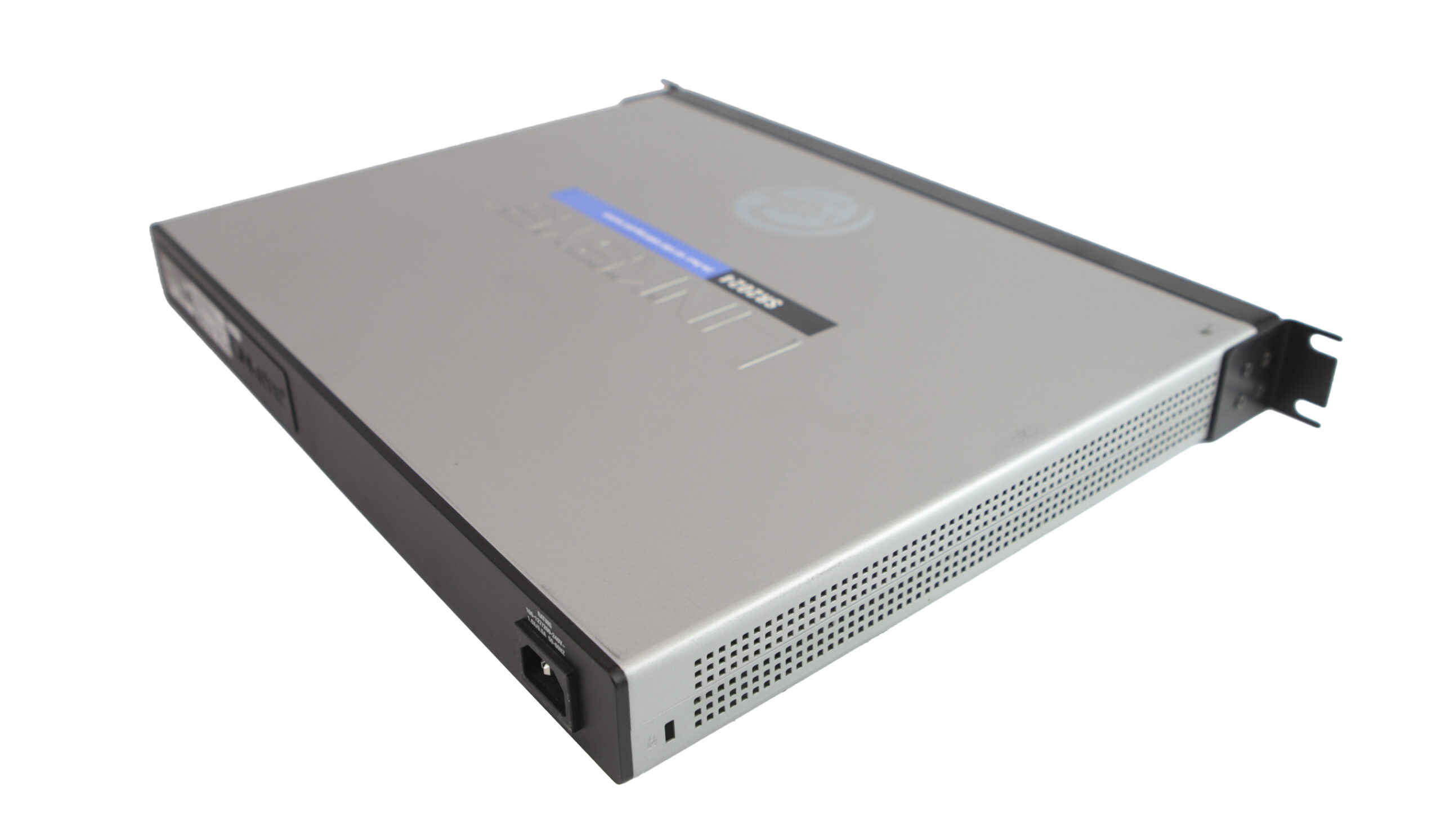Obudowa switcha Cisco Linksys SR2024 w ujęciu z przodu pod kątem, widoczne uszy montażowe do szafy rack.