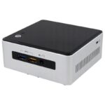 Mały komputer Intel NUC od przodu z widocznym przyciskiem zasilania, dwoma portami USB i gniazdem słuchawkowym.
