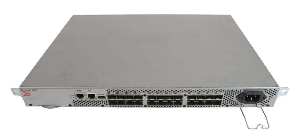 Przedni panel switcha Brocade 300 z dwoma rzędami portów SFP+ FC, portem zasilania po prawej stronie.