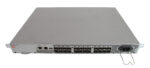 Przedni panel switcha Brocade 300 z dwoma rzędami portów SFP+ FC, portem zasilania po prawej stronie.
