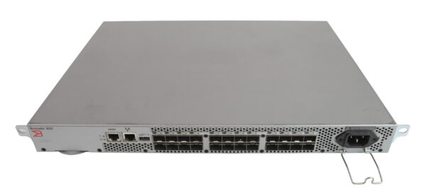 Przedni panel switcha Brocade 300 z dwoma rzędami portów SFP+ FC, portem zasilania po prawej stronie.