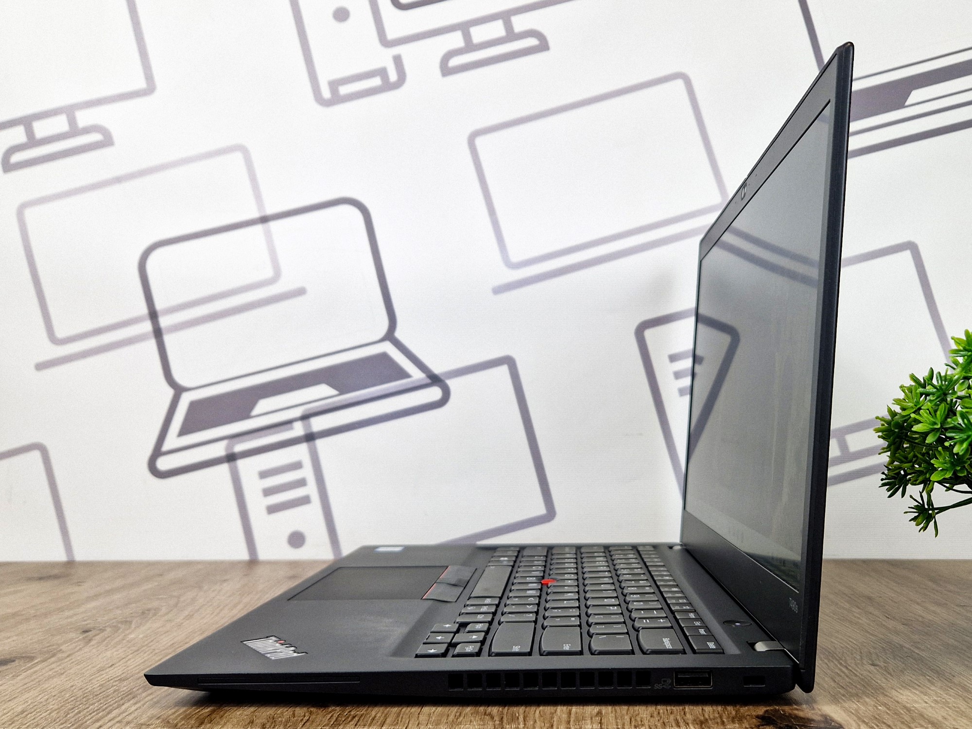 Laptop Lenovo ThinkPad otwarty pod kątem z boku, widoczna klawiatura i matowa matryca ekranu