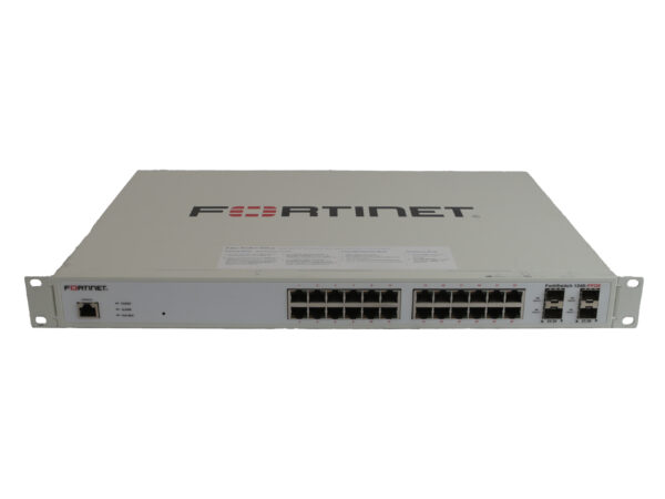 Przedni panel switcha Fortinet z 24 portami RJ45 i czterema slotami SFP, uszy montażowe po bokach obudowy.