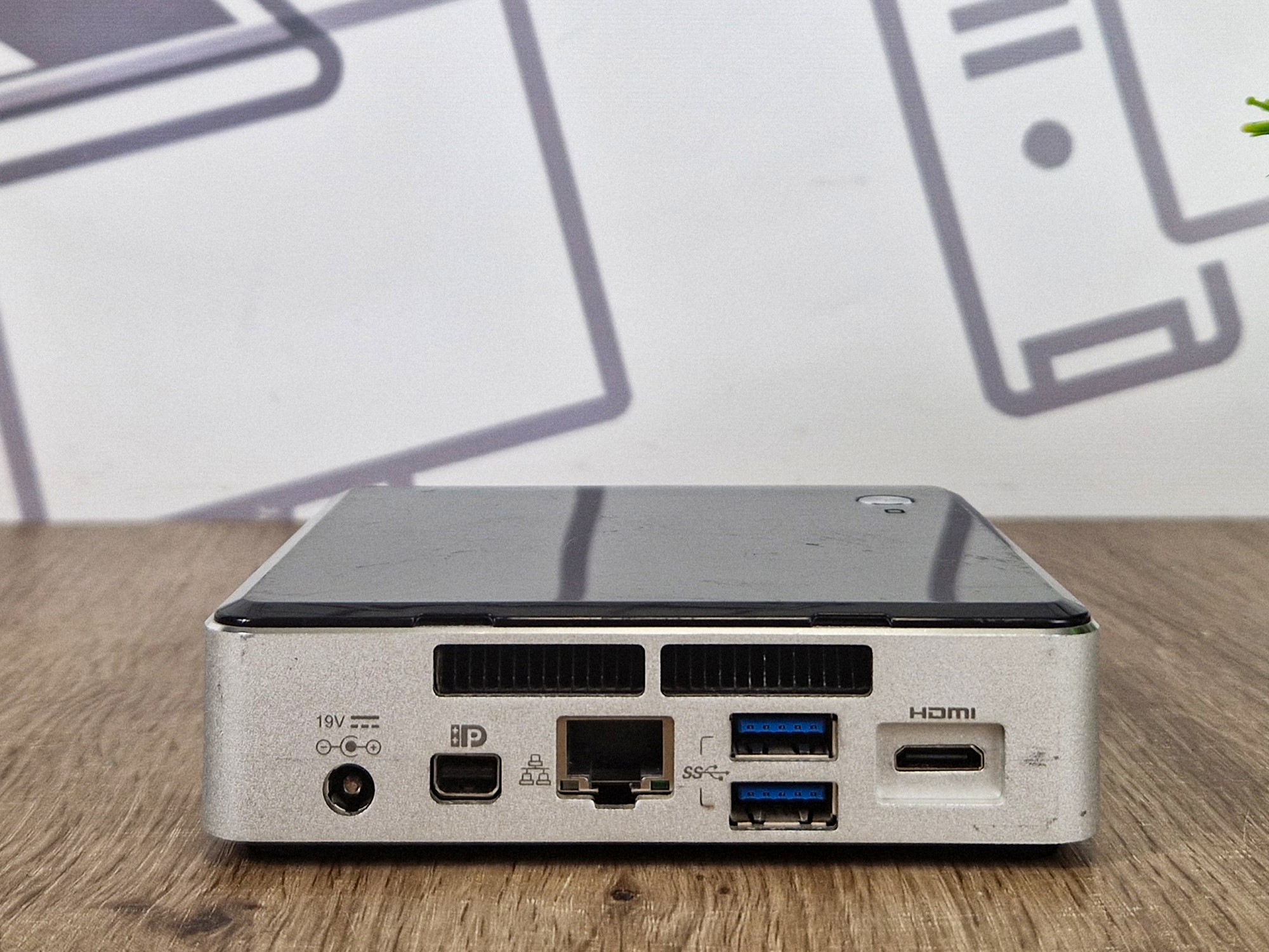 Tylny panel mini komputera Intel NUC z portami zasilania, mini DisplayPort, RJ45, dwoma USB i HDMI.