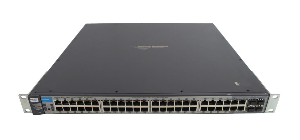 Przedni panel switcha HP z rzędami portów RJ45, diodami stanu i uszami montażowymi po bokach obudowy.