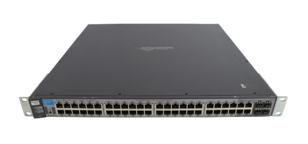 Przedni panel switcha HP z rzędami portów RJ45, diodami stanu i uszami montażowymi po bokach obudowy.
