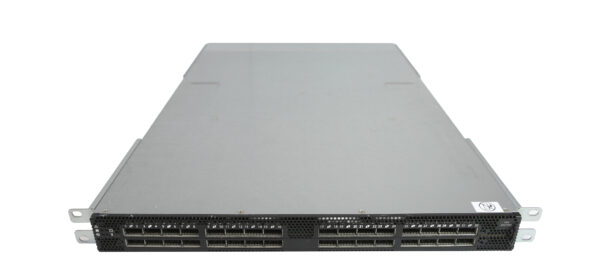 Przedni panel switcha HPE SN2700M z rzędami portów QSFP28, widoczne uszy montażowe do szafy rack.