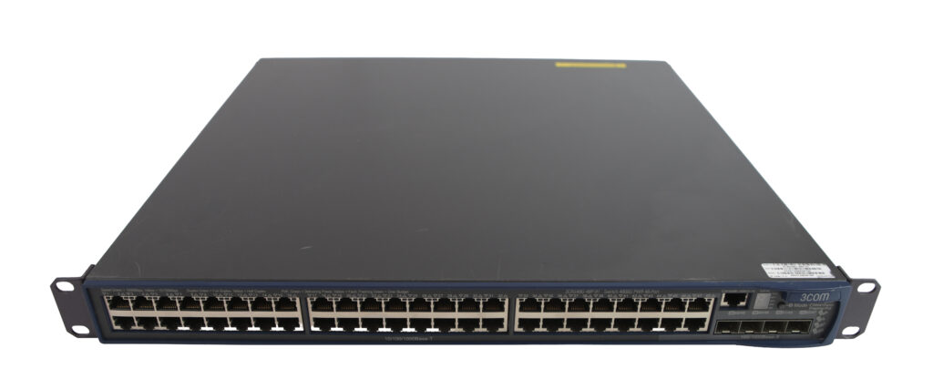 Przedni panel switcha 3Com z rzędami portów RJ45, czterema slotami combo i uszami montażowymi po bokach.