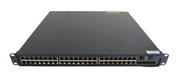 Przedni panel switcha 3Com z rzędami portów RJ45, czterema slotami combo i uszami montażowymi po bokach.