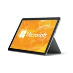 Tablet Microsoft Surface Go ustawiony na rozłożonej podstawce, ekran z logo Microsoft, widok pod kątem z boku