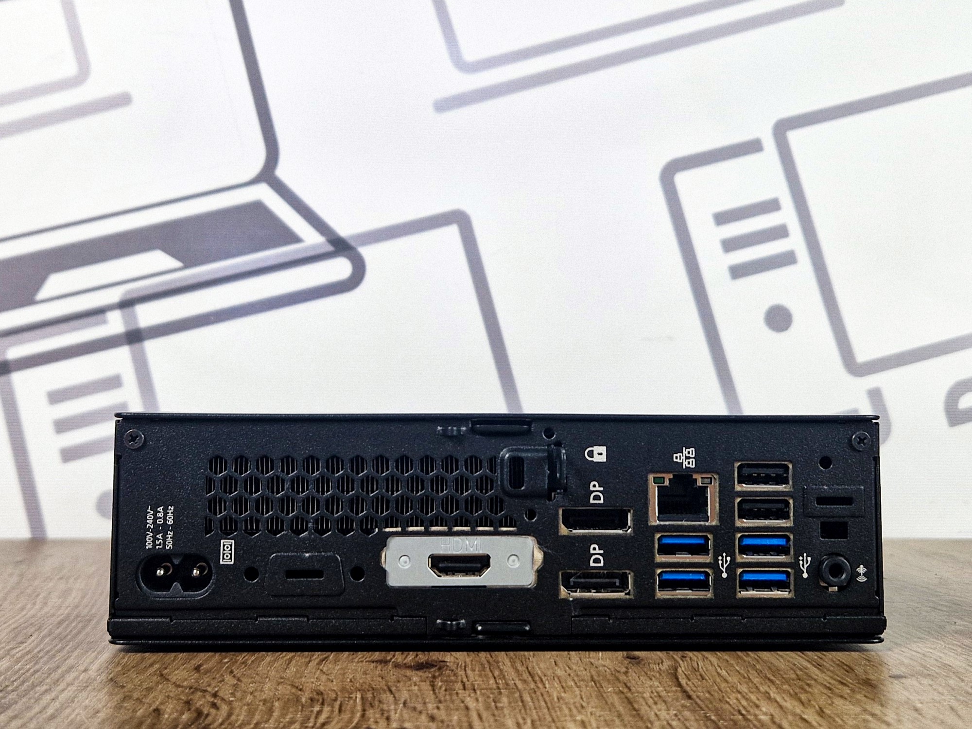 Tylny panel komputera Fujitsu Esprimo z portami zasilania, DisplayPort, HDMI, USB i Ethernet