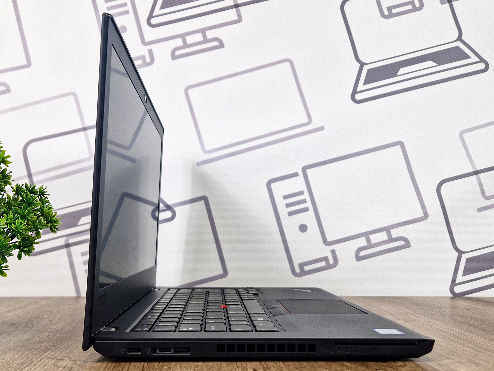 Laptop Lenovo ThinkPad T480 widoczny z boku, ekran uchylony pod kątem około 100 stopni, widać porty na lewej krawędzi.