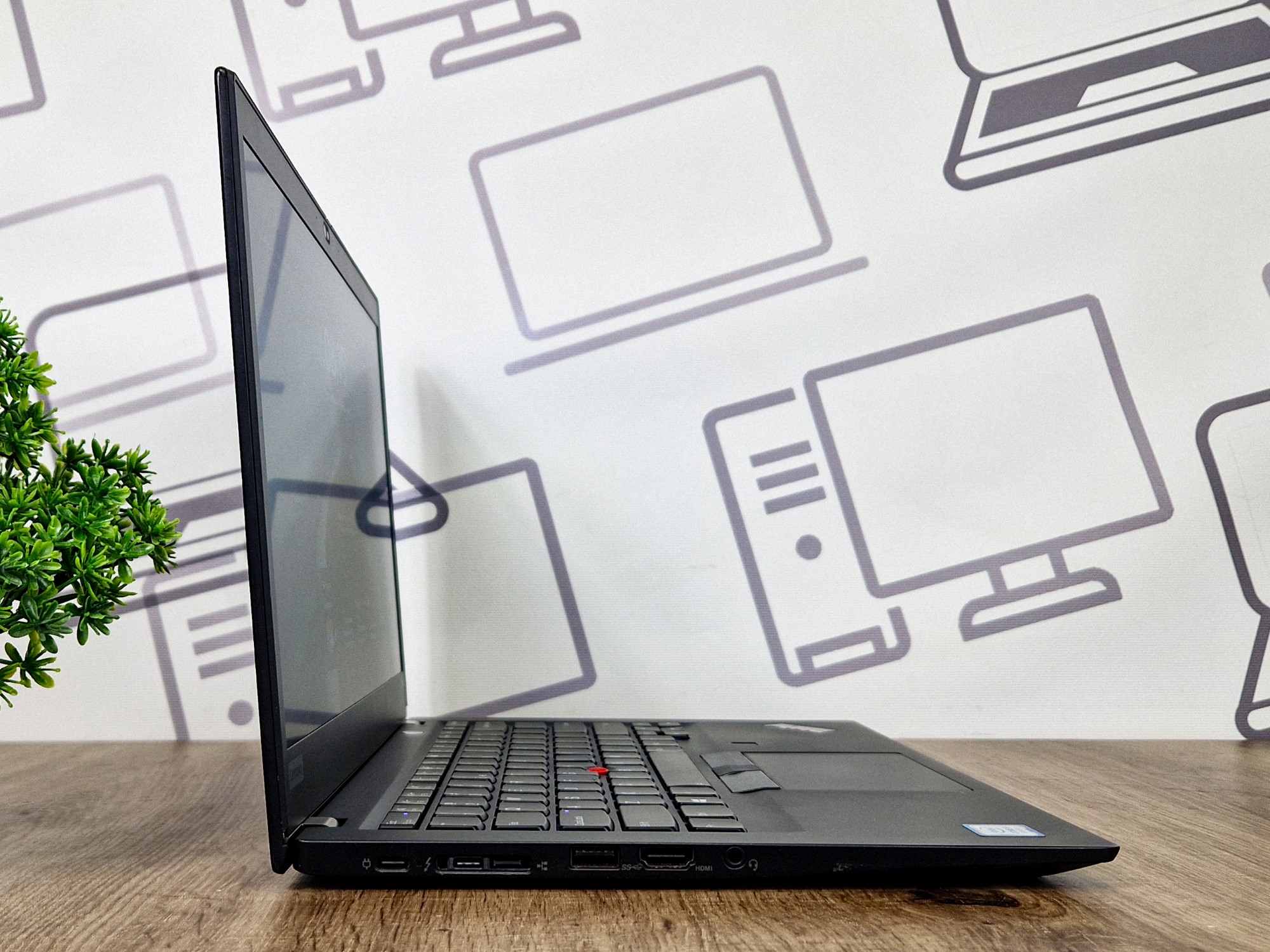 Laptop Lenovo ThinkPad T490s otwarty pod ostrym kątem z boku, widoczna matowa czarna obudowa i ekran.