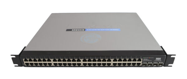 Przedni panel switcha Cisco Linksys SRW2048 z czterema rzędami portów RJ45 i uszami montażowymi po bokach