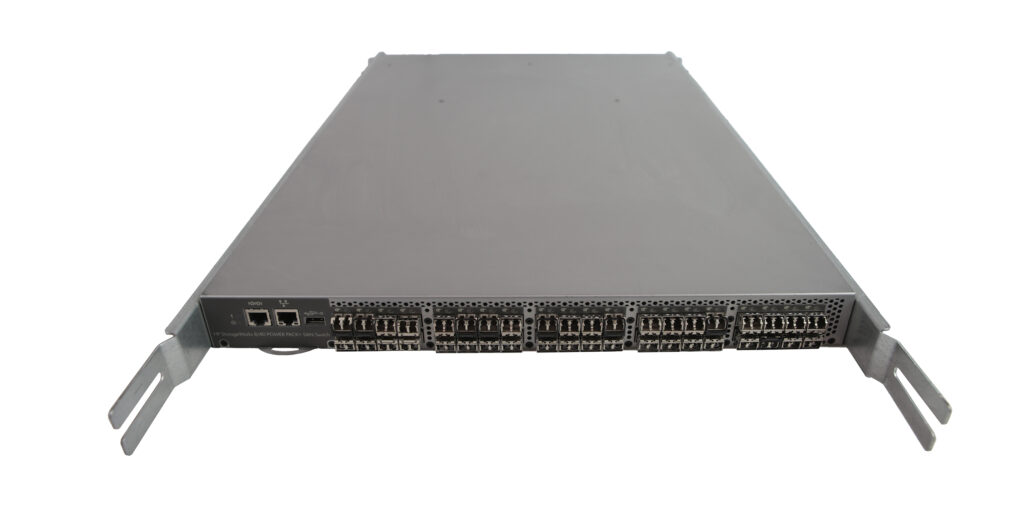 Switch HP widziany z przodu pod kątem, z uszami montażowymi i rzędami portów SFP+ w metalowej obudowie rack.