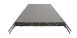 Switch HP widziany z przodu pod kątem, z uszami montażowymi i rzędami portów SFP+ w metalowej obudowie rack.