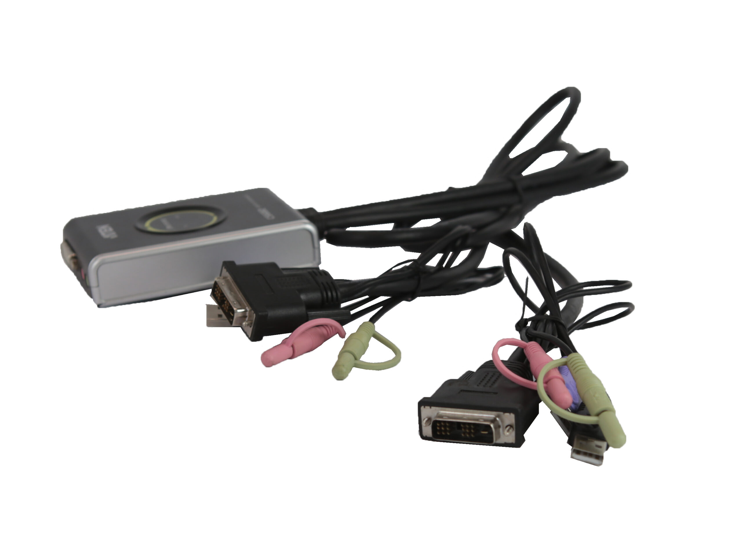 Przełącznik KVM Aten z dwoma kablami zakończonymi złączami DVI-D, USB i jack audio w różnych kolorach.