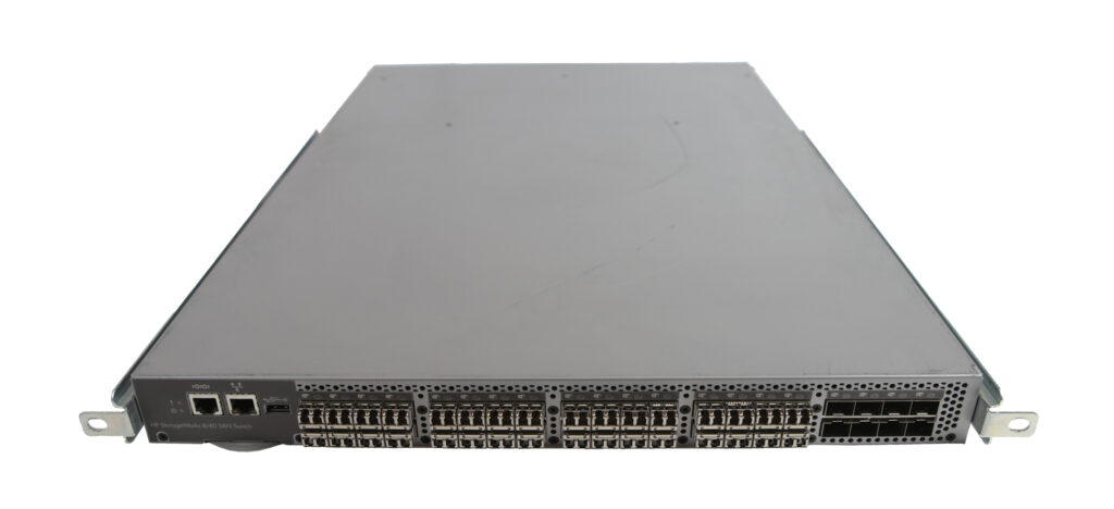 Przedni panel switcha HP StorageWorks z rzędami licznych portów SFP i uszami montażowymi po bokach.