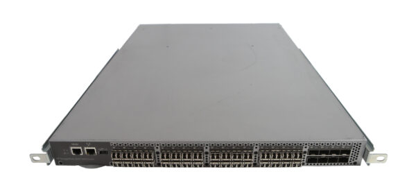 Przedni panel switcha HP StorageWorks z rzędami licznych portów SFP i uszami montażowymi po bokach.