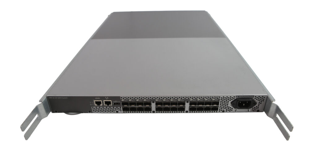 Przedni panel switcha HP SAN w obudowie rack z rzędami portów światłowodowych i widocznymi uszami montażowymi.