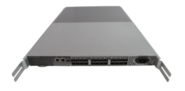 Przedni panel switcha HP SAN w obudowie rack z rzędami portów światłowodowych i widocznymi uszami montażowymi.