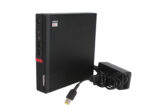 Mini komputer Lenovo ThinkCentre M625q ustawiony pionowo obok dołączonego zasilacza z kablem zasilającym.