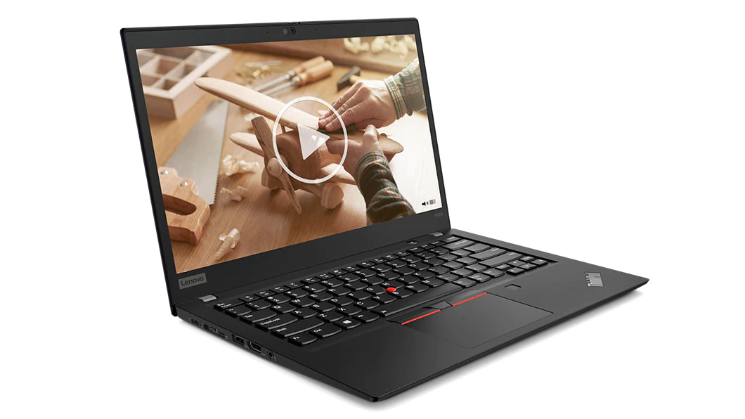 Otwarty laptop Lenovo ThinkPad T490s pod kątem z przodu, ekran włączony z obrazkiem kolorowych kredek na biurku.