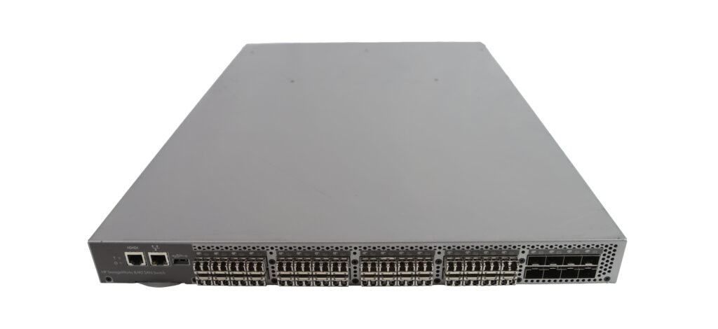 Przedni panel switcha HP StorageWorks z wieloma rzędami gniazd SFP i dwoma portami po lewej stronie, widok pod kątem.