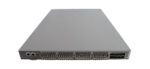 Przedni panel switcha HP StorageWorks z wieloma rzędami gniazd SFP i dwoma portami po lewej stronie, widok pod kątem.