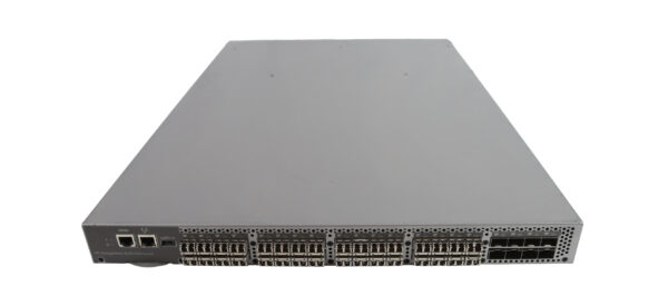Przedni panel switcha HP StorageWorks z wieloma rzędami gniazd SFP i dwoma portami po lewej stronie, widok pod kątem.
