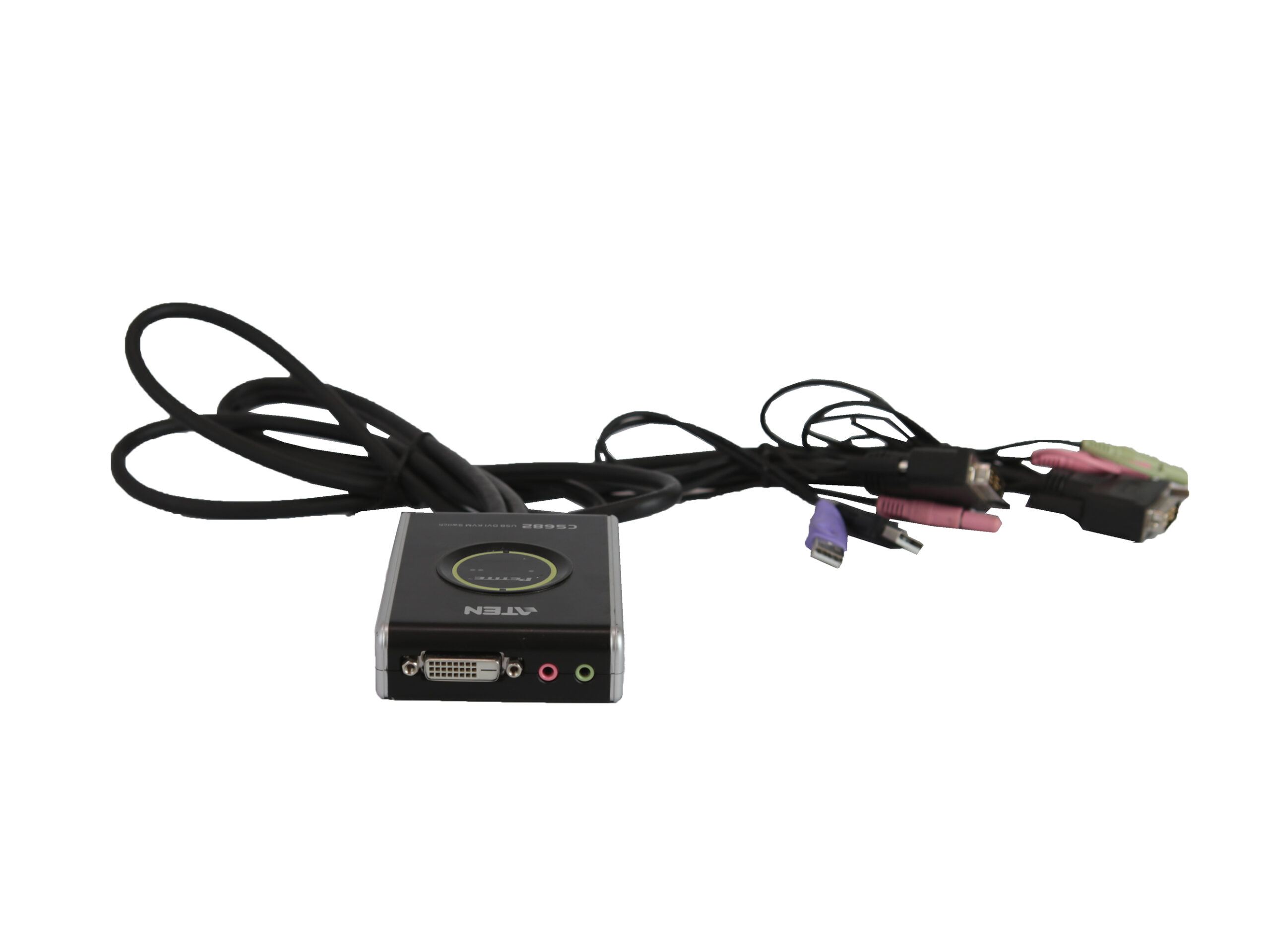 Czarna kostka switcha KVM Aten z przyciskiem na górze oraz wiązką kabli DVI-D, USB i audio.