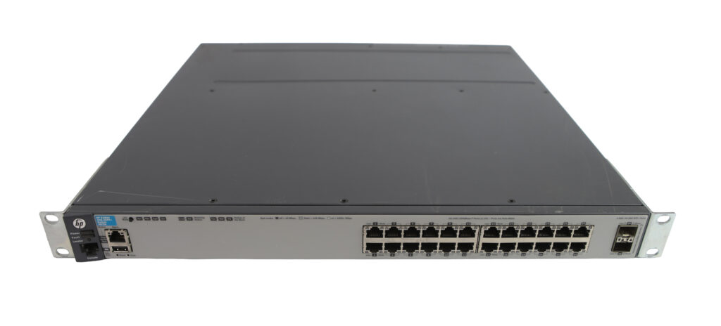 Przedni panel switcha HP z 24 portami RJ45 w dwóch rzędach oraz dwoma slotami SFP+ po prawej stronie.