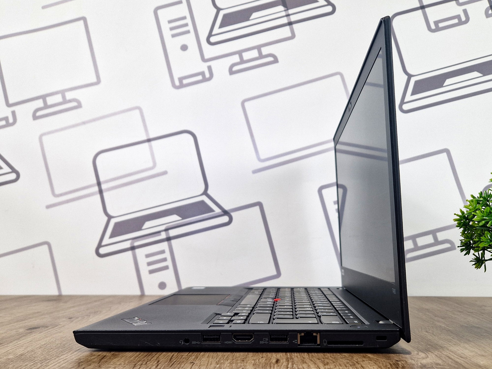 Laptop Lenovo ThinkPad T480 widziany z boku, uchylony pod kątem, widoczne porty i zawias ekranu