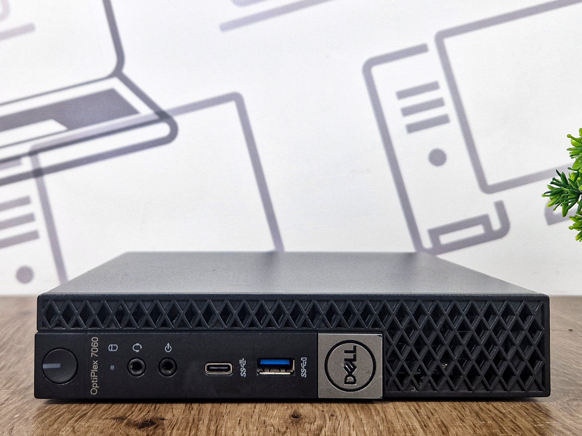Przedni panel komputera Dell OptiPlex 7060 Tiny z portem USB-C, USB 3.0 i dwoma gniazdami audio.