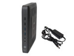 Terminal HP T620 ustawiony pionowo z widocznymi portami USB z boku, obok dołączony zasilacz z kablem.