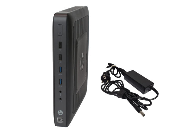 Terminal HP T620 ustawiony pionowo z widocznymi portami USB z boku, obok dołączony zasilacz z kablem.
