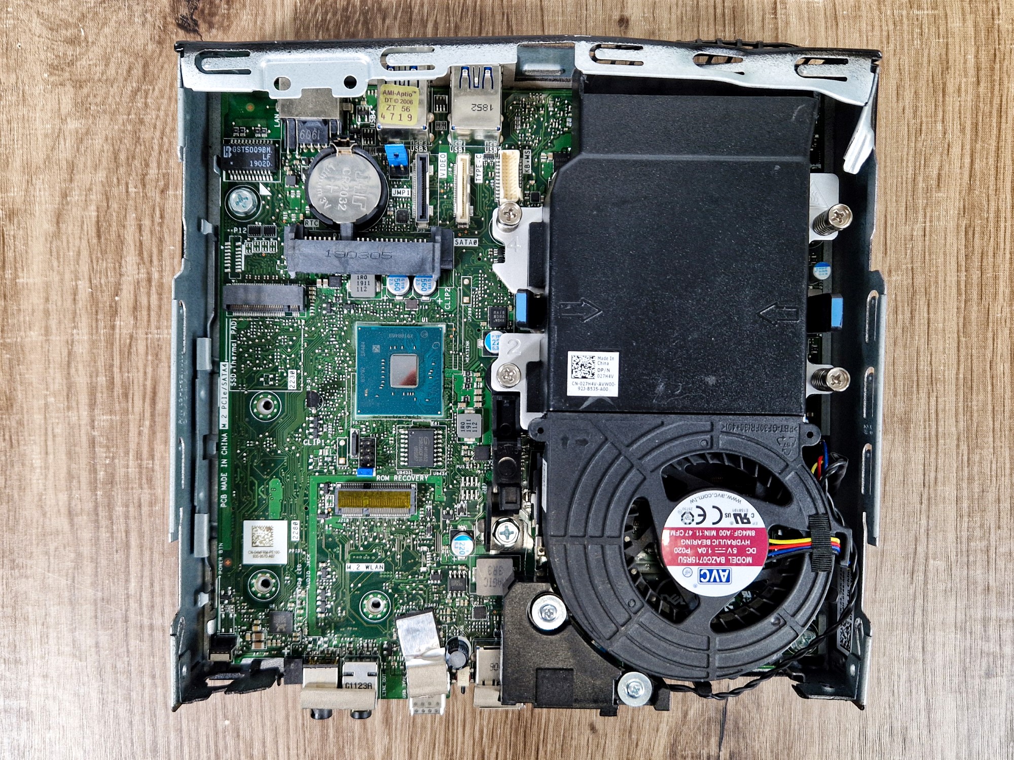 Komputer Dell OptiPlex 7060 Tiny bez obudowy górnej, widoczna płyta główna, procesor i wentylator chłodzenia.