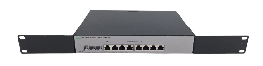 Przedni panel switcha HPE z rzędem ośmiu portów RJ45 oraz uszami montażowymi do szafy rack.