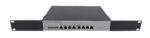 Przedni panel switcha HPE z rzędem ośmiu portów RJ45 oraz uszami montażowymi do szafy rack.
