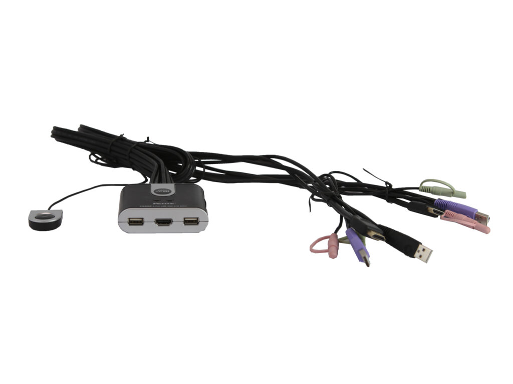 Przełącznik KVM Aten z dwoma portami HDMI i licznymi dołączonymi kablami: USB, audio i przyciskiem przełączania.