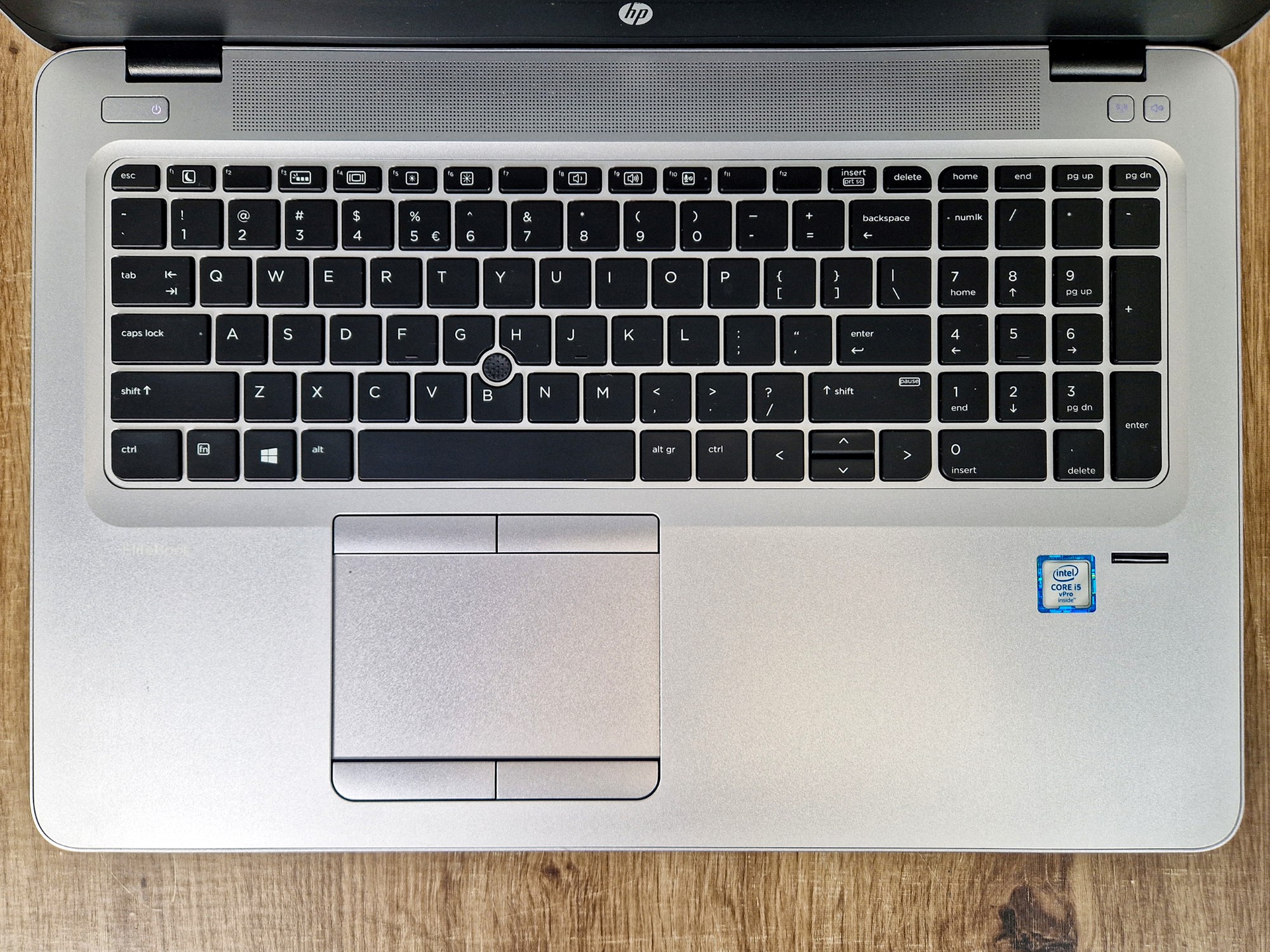 Laptop HP EliteBook 850 G3 widziany z góry na klawiaturę i touchpad, srebrna obudowa z widocznymi śladami użytkowania.