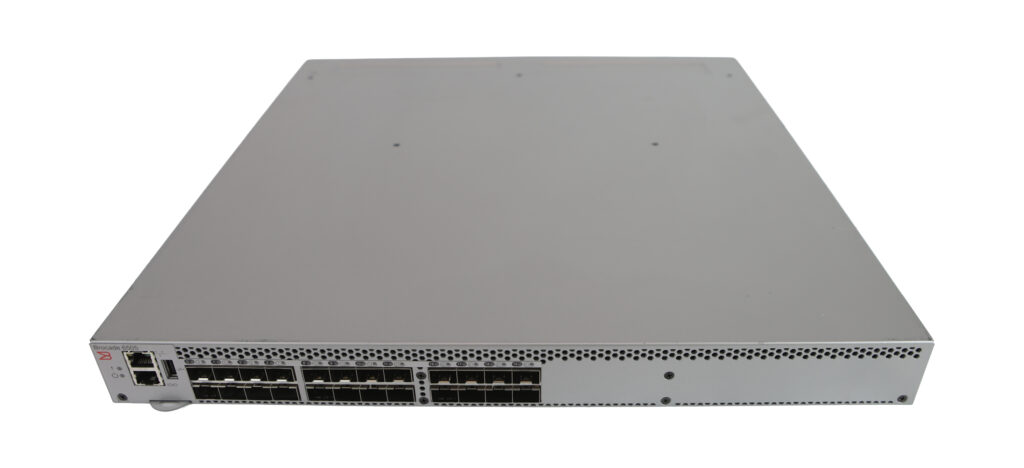 Przedni panel switcha Brocade z rzędem portów SFP+ i dwoma dodatkowymi złączami po lewej stronie.