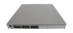 Przedni panel switcha Brocade z rzędem portów SFP+ i dwoma dodatkowymi złączami po lewej stronie.