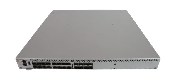 Przedni panel switcha Brocade z rzędem portów SFP+ i dwoma dodatkowymi złączami po lewej stronie.